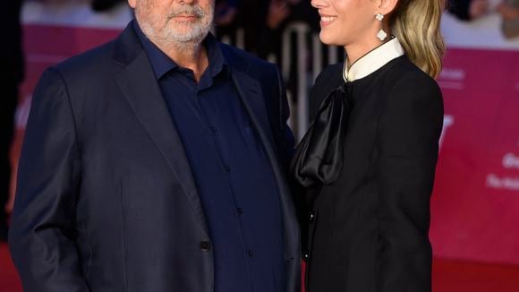 Luc Besson et Sarah Saldmann officialisent en Italie : Escarpins à plateforme et lavallière, l'avocate subjugue le réalisateur