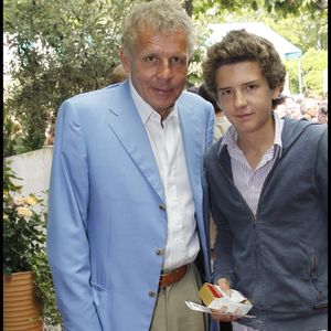 "François a toujours détesté l'hyper-exposition de ses parents" déclarait Patrick Poivre d'Arvor dans VSD en 2016

Patrick Poivre d'Arvor et son fils François à Roland Garros en 2010 © Rindoff - Jacovides Bestimage