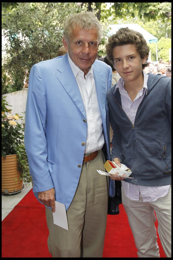 "François a toujours détesté l'hyper-exposition de ses parents" déclarait Patrick Poivre d'Arvor dans VSD en 2016

Patrick Poivre d'Arvor et son fils François à Roland Garros en 2010 © Rindoff - Jacovides Bestimage