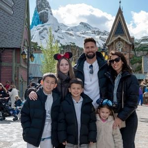 Plutôt soucieux de préserver ce pan de sa vie de l'attention du grand public, le sportif de 39 ans s'est tout de même laissé aller à célébrer un anniversaire marquant sur Instagram. Celui de l'une de ses filles.

Olivier Giroud et sa femme Jennifer avec leurs enfants - Inauguration du village de la Reine des Neiges sur le site de Disneyland Paris à Marne-la-Vallée le 28 mars 2026. © Disneyland Paris via Bestimage