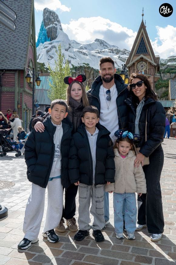 Plutôt soucieux de préserver ce pan de sa vie de l'attention du grand public, le sportif de 39 ans s'est tout de même laissé aller à célébrer un anniversaire marquant sur Instagram. Celui de l'une de ses filles.

Olivier Giroud et sa femme Jennifer avec leurs enfants - Inauguration du village de la Reine des Neiges sur le site de Disneyland Paris à Marne-la-Vallée le 28 mars 2026. © Disneyland Paris via Bestimage