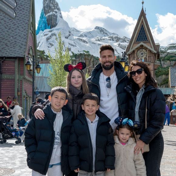 Plutôt soucieux de préserver ce pan de sa vie de l'attention du grand public, le sportif de 39 ans s'est tout de même laissé aller à célébrer un anniversaire marquant sur Instagram. Celui de l'une de ses filles.

Olivier Giroud et sa femme Jennifer avec leurs enfants - Inauguration du village de la Reine des Neiges sur le site de Disneyland Paris à Marne-la-Vallée le 28 mars 2026. © Disneyland Paris via Bestimage