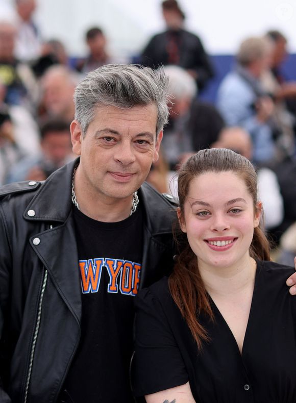 Benjamin Biolay et sa fille Anna Biolay au photocall de "Rosalie" lors du 76ème Festival International du Film de Cannes, le 18 mai 2023.

© Jacovides/Moreau/Bestimage