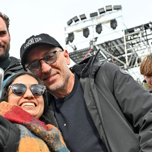 Gad Elmaleh a ouvert le premier corso carnavalesque en journée, en compagnie de Christian Estrosi, le maire de Nice, Laura Tenoudji Estrosi, leur fille Bianca, et Graig Monetti, l'adjoint au maire en charge de l'événementiel, durant la 140eme édition du Carnaval de Nice "Roi des Oceans" à Nice, le 23 février 2025© Bruno Bebert / Bestimage