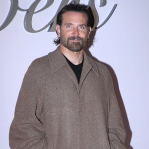 Bradley Cooper était de la partie, très classe et sobre dans un long manteau marron accompagné de chaussures en cuir

Bradley Cooper - Photocall du Défilé de Mode Louis Vuitton Homme, Mode Masculine prêt-à-porter Automne/Hiver 2025-2026 dans le cadre de la Fashion Week de Paris, France, le 21 Janvier 2025. 

© Bertrand Rindoff / Bestimage