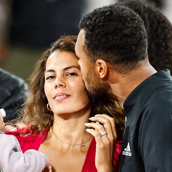 Jo-Wilfried Tsonga et son épouse Noura El Shwekh ont annoncé la naissance de leur troisième enfant, une petite fille.

Jo-Wilfried Tsonga de France avec sa femme Noura El Shwekh et leur fils lors de la troisième journée de Roland-Garros, Open de France, tournoi de tennis du Grand Chelem au stade Roland-Garros à Paris, France. ©  Matthieu Mirville/Zuma Press/Bestimage
