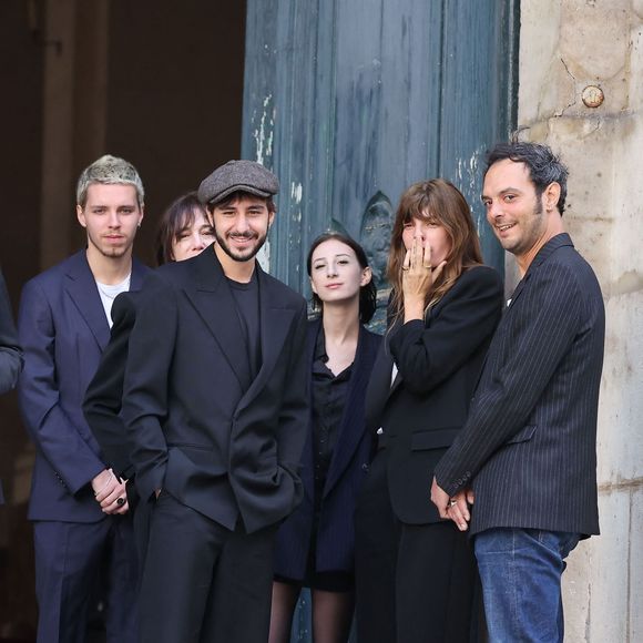 Marlowe (fils de Lou Doillon), Ben Attal, Charlotte Gainsbourg, Alice Attal, Lou Doillon, Roman de Kermadec (fils de Kate Barry) - Arrivées des célébrités aux obsèques de Jane Birkin en l'église Saint-Roch à Paris. Le 24 juillet 2023
© Jacovides-KD Niko / Bestimage