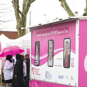 Il a été créé par la professeure Claire Mounier-Véhier et Thierry Drilhon, via le fonds Agir pour le Cœur des Femmes.


Illustration lors de l'inauguration du "Bus du coeur des femmes" à Argenteuil de l'association "Agir pour le coeur de femmes" avec le soutien de la Fondation Marc Ladreit de Lacharrière le 11 mars 2026.
© Jack Tribeca / Bestimage