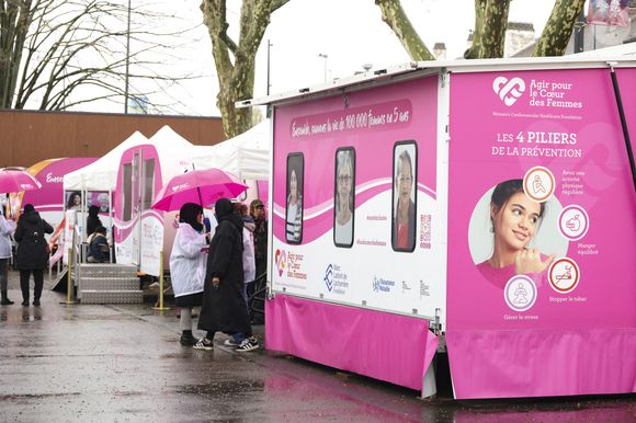 Il a été créé par la professeure Claire Mounier-Véhier et Thierry Drilhon, via le fonds Agir pour le Cœur des Femmes.


Illustration lors de l'inauguration du "Bus du coeur des femmes" à Argenteuil de l'association "Agir pour le coeur de femmes" avec le soutien de la Fondation Marc Ladreit de Lacharrière le 11 mars 2026.
© Jack Tribeca / Bestimage