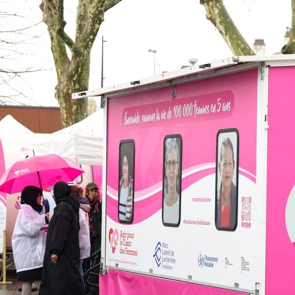 Il a été créé par la professeure Claire Mounier-Véhier et Thierry Drilhon, via le fonds Agir pour le Cœur des Femmes.


Illustration lors de l'inauguration du "Bus du coeur des femmes" à Argenteuil de l'association "Agir pour le coeur de femmes" avec le soutien de la Fondation Marc Ladreit de Lacharrière le 11 mars 2026.
© Jack Tribeca / Bestimage