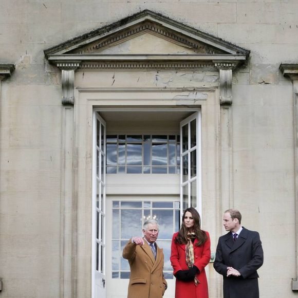 Une extension de 430 m², baptisée le King’s Hall, pourra accueillir jusqu’à 200 invités pour des événements haut de gamme.

Le prince Charles, le prince William et Kate Middleton, la duchesse de Cambridge, enceinte, lors d'une visite a Dumfries House à Ayrshire, le 5 avril 2013. Photo par EXPRESS SYNDICATION / BESTIMAGE