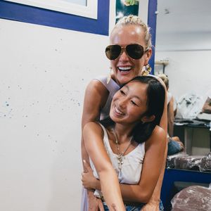 Une jolie parenthèse pour le couple, qui semble plus soudé que jamais et bénéficie déjà du soutien de Laeticia Hallyday.

Exclusif -Jade et Joy, les filles de Laeticia Hallyday, sont allées se faire tatouer "Mamour" en hommage à l'histoire d'amour de leurs parents. Laeticia a toujours appelé Johnny "Mamour". Elles sont allées chez le tatoueur Julien de Karas Tatoo à Saint Barthélemy. Il a exceptionnellement accepté de tatouer Joy qui est mineure car il a été ému par sa volonté de se faire ce tatouage hautement symbolique

Saint Barthélemy, le 14 août 2025

© Sam Delpech / Bestimage