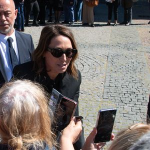 Laura Smet - Sorties des obsèques de Nathalie Baye en l'église Saint-Sulpice à Paris le 24 avril 2026. © Lionel Urman / Bestimage