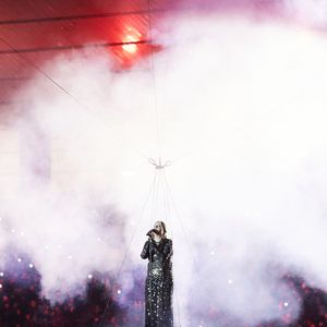 La chanteuse Louane (Louane Emera), représentante de la France au concours de l'Eurovision, interpréte pour la première fois son titre Maman, en hommage à sa mère décédée lorsqu'elle avait 17 ans, devant les 80 000 spectateurs, suspendue sur une plateforme, plusieurs mètres au-dessus de la pelouse et des musiciens, du Stade de France à la mi-temps du match du Tournoi des Six Nations opposant la France à l'Écosse, à Saint-Denis, Seine Saint-Denis, France, le 15 mars 2025. © Cyril Moreau/Bestimage