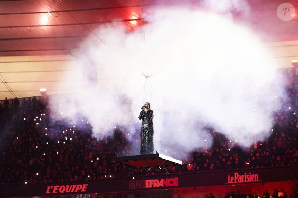 La chanteuse Louane (Louane Emera), représentante de la France au concours de l'Eurovision, interpréte pour la première fois son titre Maman, en hommage à sa mère décédée lorsqu'elle avait 17 ans, devant les 80 000 spectateurs, suspendue sur une plateforme, plusieurs mètres au-dessus de la pelouse et des musiciens, du Stade de France à la mi-temps du match du Tournoi des Six Nations opposant la France à l'Écosse, à Saint-Denis, Seine Saint-Denis, France, le 15 mars 2025. © Cyril Moreau/Bestimage