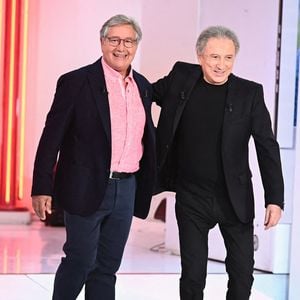 Patrick Sabatier et Michel Drucker à l'enregistrement de l'émission "Vivement Dimanche" au Studio Gabriel, Paris, le 16 septembre 2022. © Guillaume Gaffiot / Bestimage