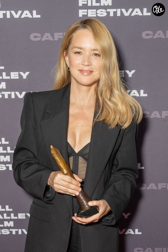 Sans multiplier les accessoires, elle impose une élégance sobre, féminine et audacieuse.

Virginie Efira reçoit le MVFF Acting Award lors de la projection de All of a Sudden, dans le cadre de la 49e édition du Mill Valley Film Festival, au Smith Rafael Film Center à San Rafael, en Californie. © Picture Happy/imageSPACE via ZUMA Press / Bestimage Wire / Bestimage