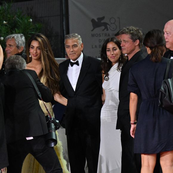 Venise, 81ème Festival International du Film de Venise - Tapis Rouge ''Wolfs'' Sur la photo : Ines de Ramon, Brad Pitt, Amal Clooney, George Clooney (Image de Crédit : © Manuele Mangiarotti/IPA via ZUMA Press)