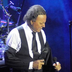 Deux ex-employés ont déposé plainte contre lui en Espagne

Julio Iglesias en concert à Marbella le 12 août 2012. GTRES / BESTIMAGE