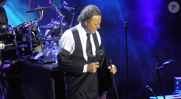 Deux ex-employés ont déposé plainte contre lui en Espagne

Julio Iglesias en concert à Marbella le 12 août 2012. GTRES / BESTIMAGE