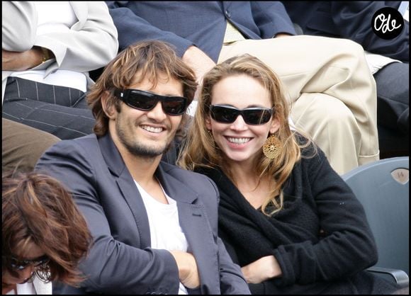 Claire Keim et Bixente Lizarazu en juin 2009 dans les tribunes de Roland-Garros.

 © RINDOFF-JACOVIDES / BESTIMAGE