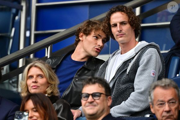 Paul de Saint-Sernin et son frère Guillaume, Sylvie Tellier dans les tribunes du match de football de Ligue 1 McDonald's opposant le  RC Lens au Paris Saint-Germain (PSG) (0-2) au Parc des Princes à Paris le 14 septembre 2025. © Christian Liewig/Bestimage