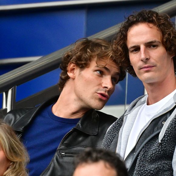 Paul de Saint-Sernin et son frère Guillaume, Sylvie Tellier dans les tribunes du match de football de Ligue 1 McDonald's opposant le  RC Lens au Paris Saint-Germain (PSG) (0-2) au Parc des Princes à Paris le 14 septembre 2025. © Christian Liewig/Bestimage
