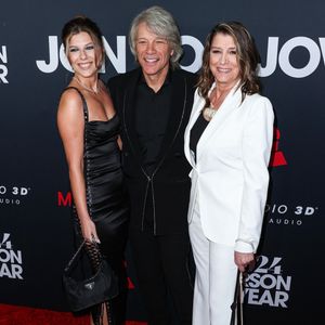 Selon les informations rapportées par "People", le chanteur souffre d'une infection des sinus qui l'a empêché d'aller au bout du show.

Stephanie Rose Bongiovi, Jon Bon Jovi, Dorothea Hurley - Photocall du 2024 MusiCares person Of The Year qui honore Jon Bon Jovi au Convention Center de Los Angeles le 2 février 2024. @Backgrid USA / Bestimage