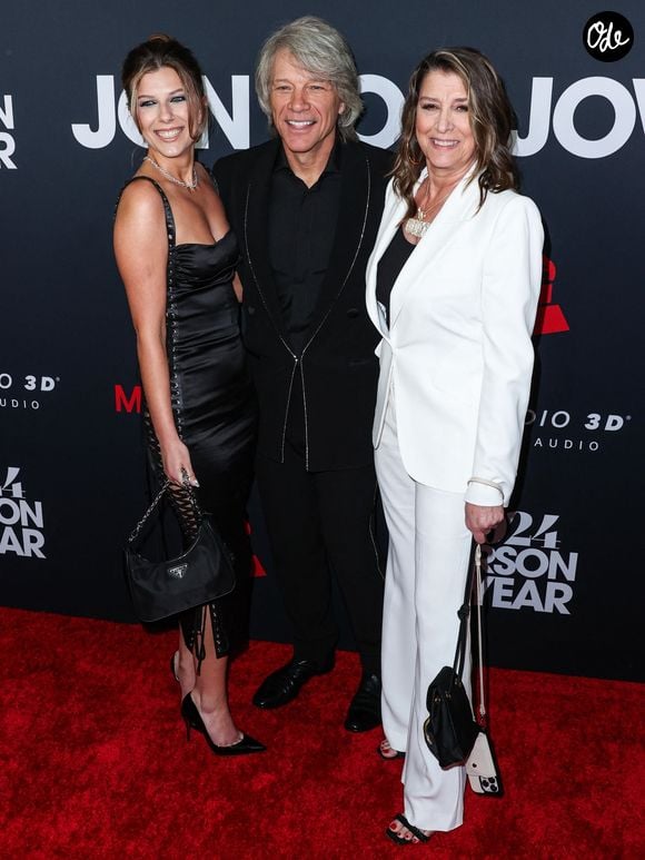Selon les informations rapportées par "People", le chanteur souffre d'une infection des sinus qui l'a empêché d'aller au bout du show.

Stephanie Rose Bongiovi, Jon Bon Jovi, Dorothea Hurley - Photocall du 2024 MusiCares person Of The Year qui honore Jon Bon Jovi au Convention Center de Los Angeles le 2 février 2024. @Backgrid USA / Bestimage