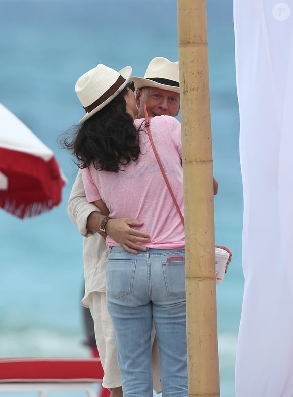 Sans oublier les plus jeunes Mabel Ray (2012) et Evelyn Penn (2014) fruits de sa belle histoire avec Emma Heming qui est d'ailleurs devenue aidante à temps plein pour s'occuper de lui.

Bruce Willis accompagné de sa femme Emma Heming, tourne une publicité pour Vodaphone à Miami Beach, le 24 mai 2016. © CPA/Bestimage