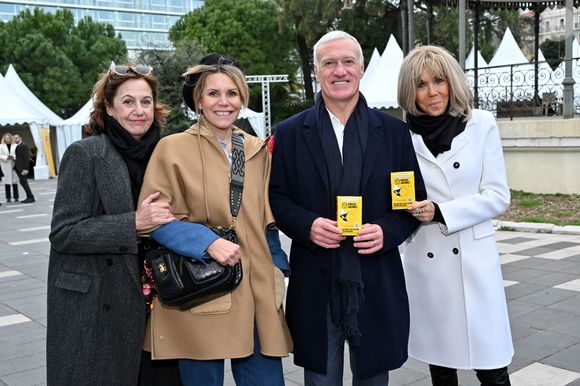 Clôture de l'opération de collecte de fonds "Pièces Jaunes", destinée à améliorer la vie des enfants hospitalisés, au Jardin Albert 1er, à Nice, France, le 7 février  2025, en présence de la Première dame française, Brigitte Macron, la présidente de la Fondation Hôpitaux de Paris-Hôpitaux de France, du sélectionneur de l'équipe de France de football, Didier Deschamps le parrain de l'opération Pièces Jaunes, de Christian Estrosi, le maire de Nice, sa femme, Laura Tenoudji Estrosi, d'Anne Barrère, la vice-présidente de la Fondation Hôpitaux de Paris-Hôpitaux de France, Philippe Wahl, le président-directeur général du Groupe La Poste, de José Cobos, ancien capitaine de l'OGC Nice et conseiller municipal de la ville de Nice délégué à l'évènementiel sportif, et du compositeur du morceau caritatif "Les P'tits Soleils", l'hymne des Pièces Jaunes, John Mamann. Ce titre a été chanté sur la scène par Eugie, Sab, Julien Esmée, Vernis Rouge... et les personnalités. Mme Macron et Didier Deschamps ont fait, comme à leur habitude, le tour des diffèrents stands des associations et des partenaires, comme Carrefour, la Fondrtion Lenval, le CHU, la Poste et la Banque de France où ils ont fait la pesée des pièces jaunes... mais l'arrêt le plus surprenant fut sur le stand du Nice Azur Boxe où le coach des Bleus et Mme Macron n'ont pas hésité à mettre les gants pour quelques échanges avec les boxeurs présents.  © Bruno Bebert/Bestimage