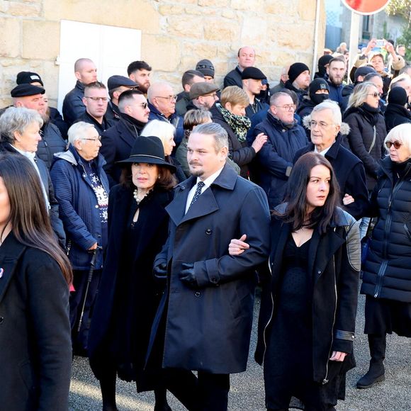 Jany Le Pen - Arrivées des membres de la famille Le Pen aux obsèques de Jean-Marie Le Pen en l'église Saint-Joseph à la Trinité-sur-Mer  le 11 juillet 2025. © Dominique Jacovides / Guillaume Collet / Bestimage