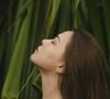 Pour cause : les agressions extérieures comme la pollution, les rayons UV et les variations climatiques quotidiennes altèrent directement la douceur et l'éclat de la fibre.