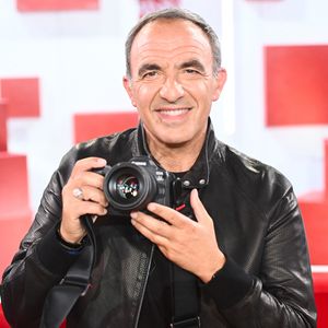 Exclusif - Nikos Aliagas lors de l'enregistrement de l'émission Vivement dimanche au studio Rive gauche, présentée par M.Drucker, diffusée sur France 3 le 21 juin 2026, à Paris, France, le 20 mai 2026. © Guillaume Gaffiot/Bestimage