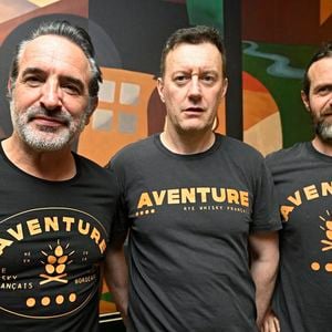 Jean Dujardin, Olvier Carsoule, Antoine Gravouil - J.Dujardin à la soirée de dégustation du whisky de seigle français "Aventure" (Bordeaux Distilling Co), dont il est partenaire, à Bruxelles, le 13 mars 2026.