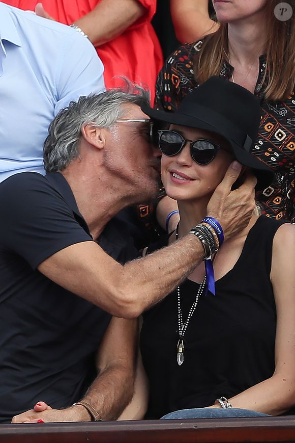 Hélène de Fougerolles et son compagnon Marc Simoncini - People dans les tribunes des Internationaux de France de Tennis de Roland Garros à Paris le 8 juin 2018 © Cyril Moreau / Bestimage