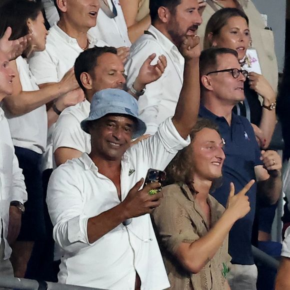 Yannick Noah et son fils Joalukas dans les tribunes lord du match d'ouverture de la Coupe du Monde de Rugby France 2023 avant le match de la Poule A entre la France et la Nouvelle-Zélande au Stade de France à Saint-Denis le 8 septembre 2023.  © Dominique Jacovides/Bestimage