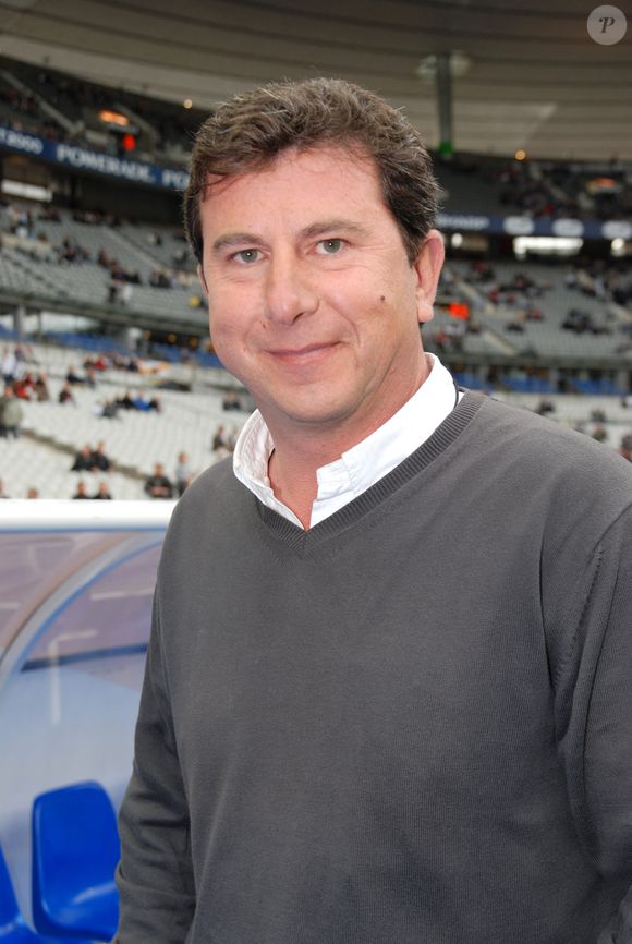 Le présentateur de télévision Pascal Bataille lors de la finale de la Coupe de la Ligue, Bordeaux contre Vannes à Saint-Denis, au nord de Paris, France, le 25 avril 2009. Bordeaux s'est imposé 4-0. Photo by Thierry Plessis/ABACAPRESS.COM