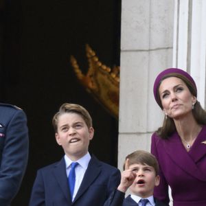 Le prince William, prince de Galles, et Catherine (Kate) Middleton, princesse de Galles, avec leurs enfants le prince George de Galles, la princesse Charlotte de Galles et le prince Louis de Galles - La famille royale britannique assiste aux célébrations du 80ème anniversaire de la fin de la Seconde guerre mondiale (VE Day) au balcon de Buckingham Palace à Londres, le 5 mai 2025. GOFF INF / BESTIMAGE