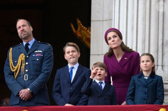 Le prince William, prince de Galles, et Catherine (Kate) Middleton, princesse de Galles, avec leurs enfants le prince George de Galles, la princesse Charlotte de Galles et le prince Louis de Galles - La famille royale britannique assiste aux célébrations du 80ème anniversaire de la fin de la Seconde guerre mondiale (VE Day) au balcon de Buckingham Palace à Londres, le 5 mai 2025. GOFF INF / BESTIMAGE