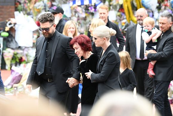 La famille d'Ozzy Osbourne à ses obsèques célébrées à Birmingham le 30 juillet 2025. © Backgrid UK/ Bestimage