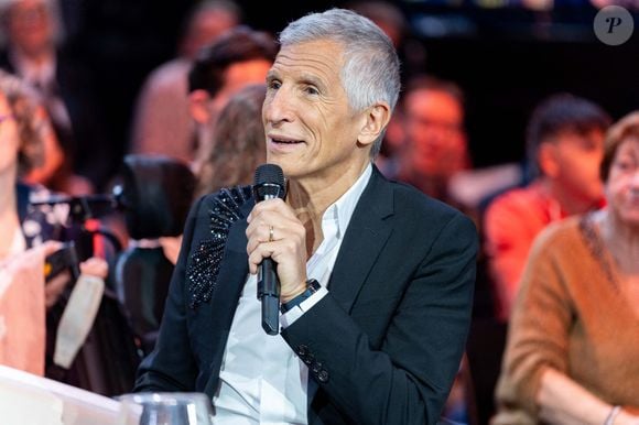 On a perdu un membre de la famille Taratata" : Nagui a choisi de l'honorer  de la plus belle des manières : Le diaporama - Purepeople