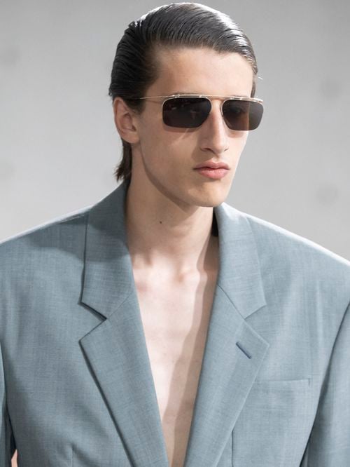 La Maison Saint Laurent dévoile sa collection printemps/été 2027 : fluidité, sobriété et touches d'éclat feront la saison