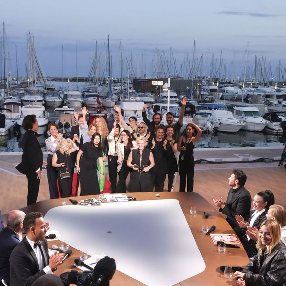 Exclusif - Mohamed Bouhafsi, Celine Salette, Samuel Lebihan, Charlotte Le Bon, Anne-Elisabeth Lemoine, Patrick Cohen, Santa, Bertrand Chameroy, Pierre Lescure sur le plateau de l'émission "C à vous" lors du 77ème Festival International du Film de Cannes (14 - 25 mai 2024), le 24 mai 2024. 
© Jack Tribeca / Bestimage