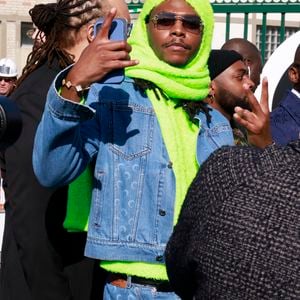 L’artiste, connu pour ses trois disques de platine, comparaissait détenu depuis plusieurs mois.
Le rappeur Koba LaD condamné à un an de prison ferme pour violences dans une boîte de nuit - Koba LaD, de son vrai nom Marcel Junior Loutarila - Arrivées au défilé de mode Femmes prêt-à-porter automne-hiver 2024/2025 "Marine Serre" lors de la fashion week de Paris. Le 4 mars 2024
© Christophe Aubert via Bestimage