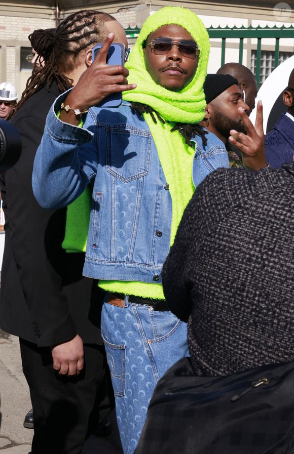 L’artiste, connu pour ses trois disques de platine, comparaissait détenu depuis plusieurs mois.

Le rappeur Koba LaD condamné à un an de prison ferme pour violences dans une boîte de nuit - Koba LaD, de son vrai nom Marcel Junior Loutarila - Arrivées au défilé de mode Femmes prêt-à-porter automne-hiver 2024/2025 "Marine Serre" lors de la fashion week de Paris. Le 4 mars 2024
© Christophe Aubert via Bestimage