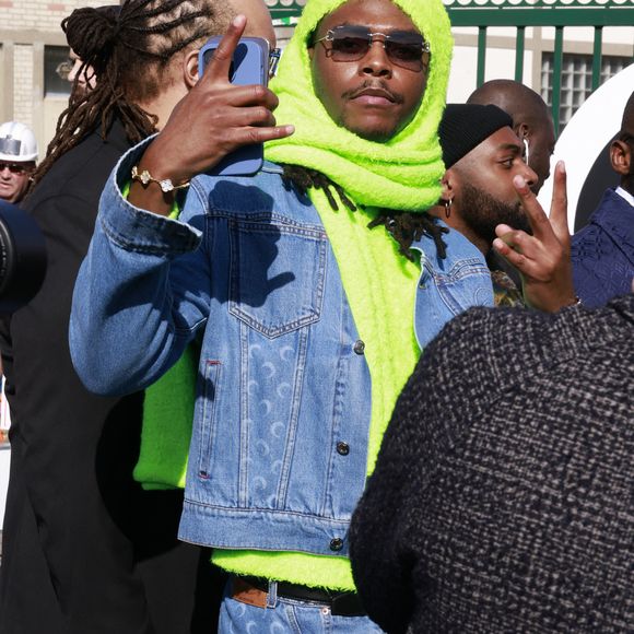 L’artiste, connu pour ses trois disques de platine, comparaissait détenu depuis plusieurs mois.

Le rappeur Koba LaD condamné à un an de prison ferme pour violences dans une boîte de nuit - Koba LaD, de son vrai nom Marcel Junior Loutarila - Arrivées au défilé de mode Femmes prêt-à-porter automne-hiver 2024/2025 "Marine Serre" lors de la fashion week de Paris. Le 4 mars 2024
© Christophe Aubert via Bestimage
