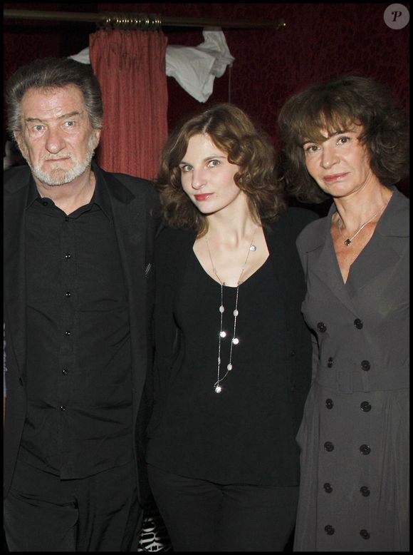 Puis, avec Muriel, Pamela, née en 1982, viendra agrandir la famille. 
Eddy Mitchell avec sa femme Muriel et leur fille Pamela - Générale de la comédie musicale "Rendez-vous" au théâtre de Paris. 
©RINDOFF-GUIREC / BESTIMAGE