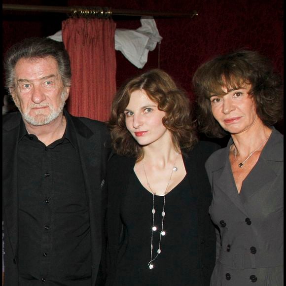 Puis, avec Muriel, Pamela, née en 1982, viendra agrandir la famille. 
Eddy Mitchell avec sa femme Muriel et leur fille Pamela - Générale de la comédie musicale "Rendez-vous" au théâtre de Paris. 
©RINDOFF-GUIREC / BESTIMAGE
