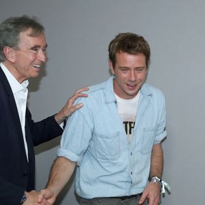 Fondée en 1914, la griffe française s’est rapidement imposée grâce à la vision novatrice de son créateur, qui souhaitait notamment libérer les femmes des contraintes vestimentaires de l’époque. 

Bernard Arnault félicite Jonathan Anderson à la suite du Défilé de Mode Christian Dior, Collection Haute Couture Automne-Hiver 2026/2027, dans le cadre de la Fashion Week de Paris, France, le 06 Juillet 2026. 

© Bertrand Rindoff / Bestimage